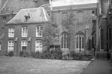 811054 Gezicht in de kloosterhof van het St. Catharijneklooster (Lange Nieuwstraat) te Utrecht.